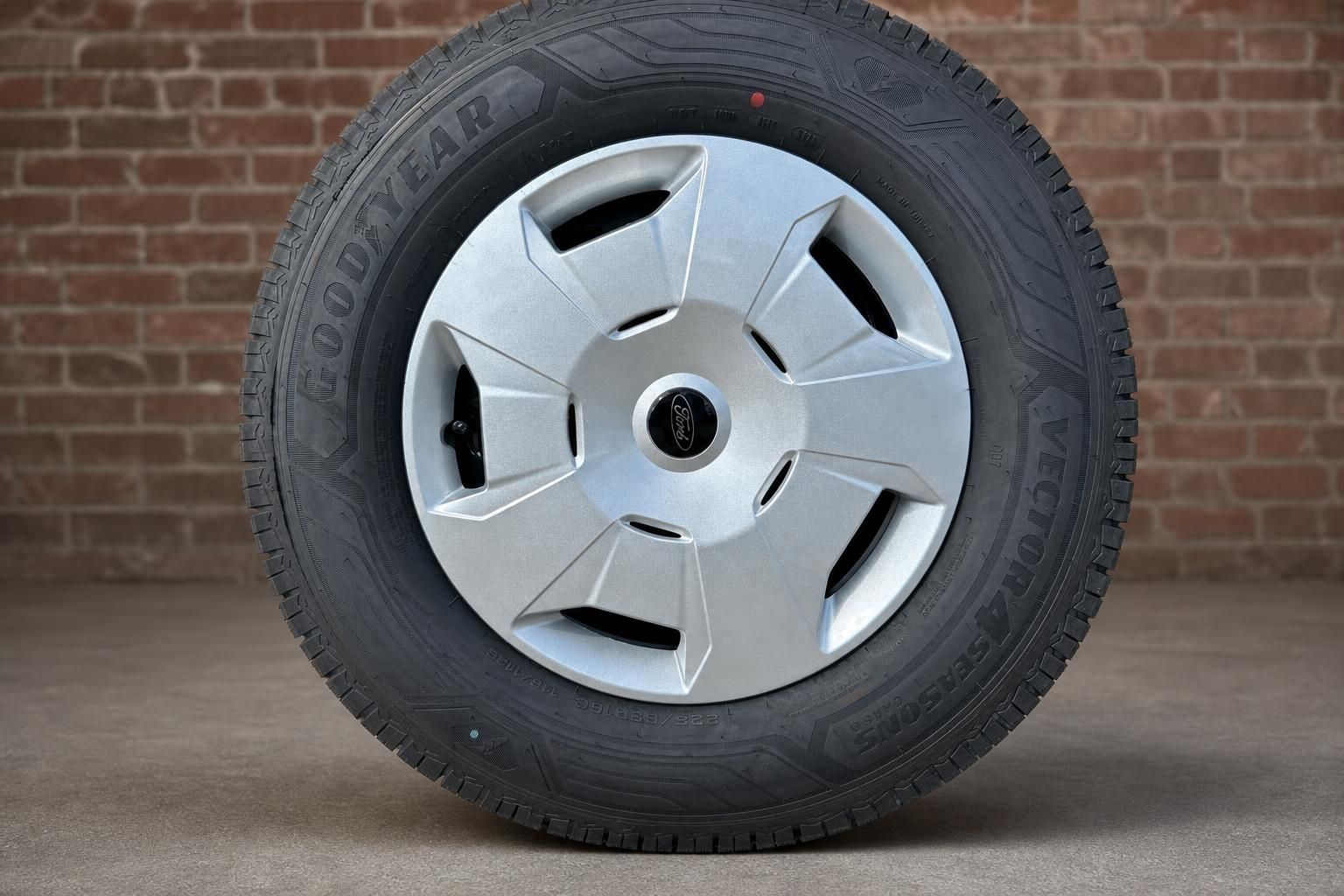 Ford Reifen Goodyear Vector 4Seasons mit Radkappe im Detail