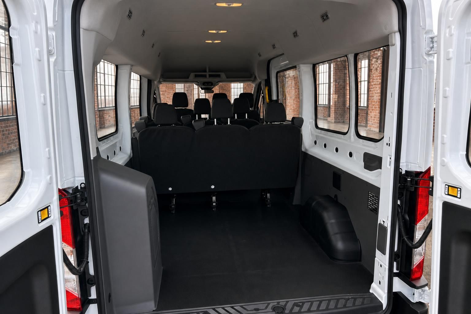 Ford Transit Innenraum Sitzreihen und Laderaum von hinten