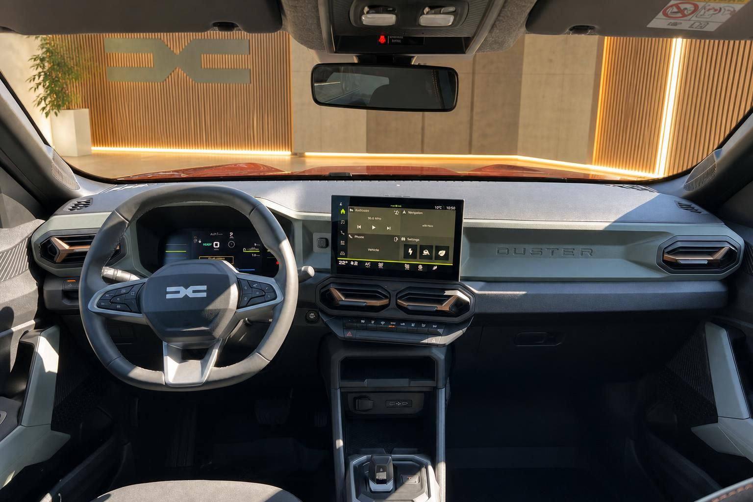 Dacia Duster Innenraum mit modernem Touchscreen-Display und Armaturenbrett