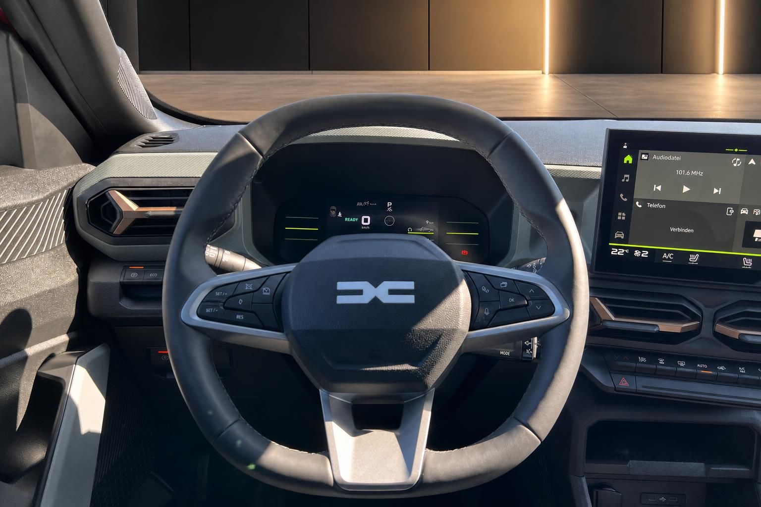 Dacia Armaturenbrett Detail - Lenkrad mit Logo und digitales Display im Fahrzeuginnenraum
