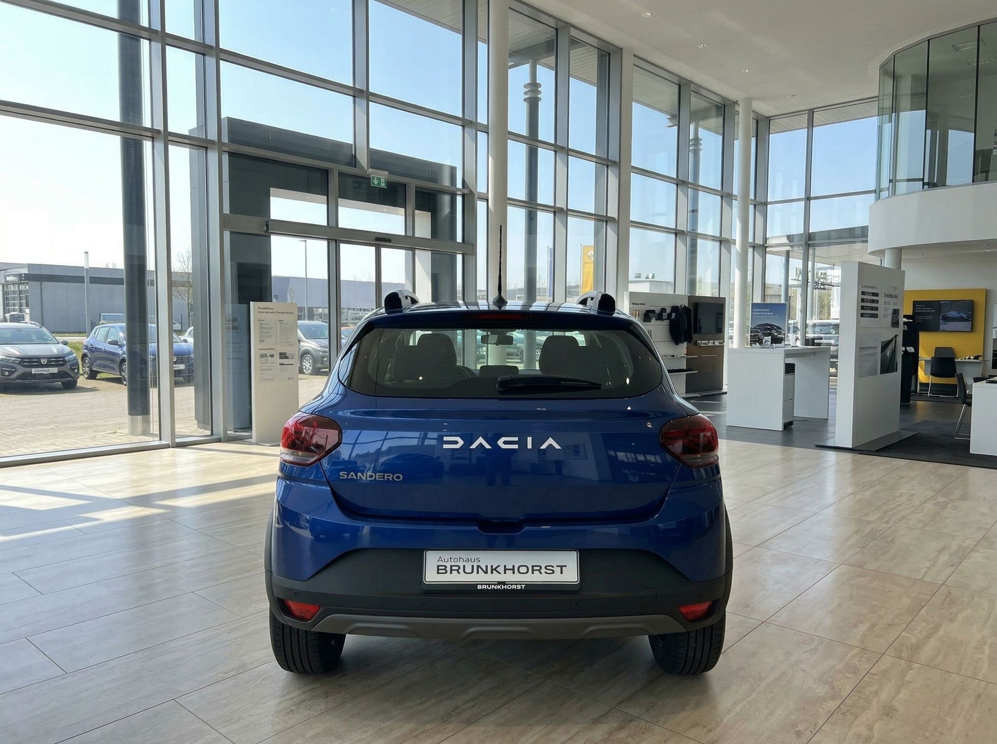 Dacia Sandero blau Heckansicht im Autohaus - kompakter Kleinwagen mit BRUNKHORST Kennzeichen
