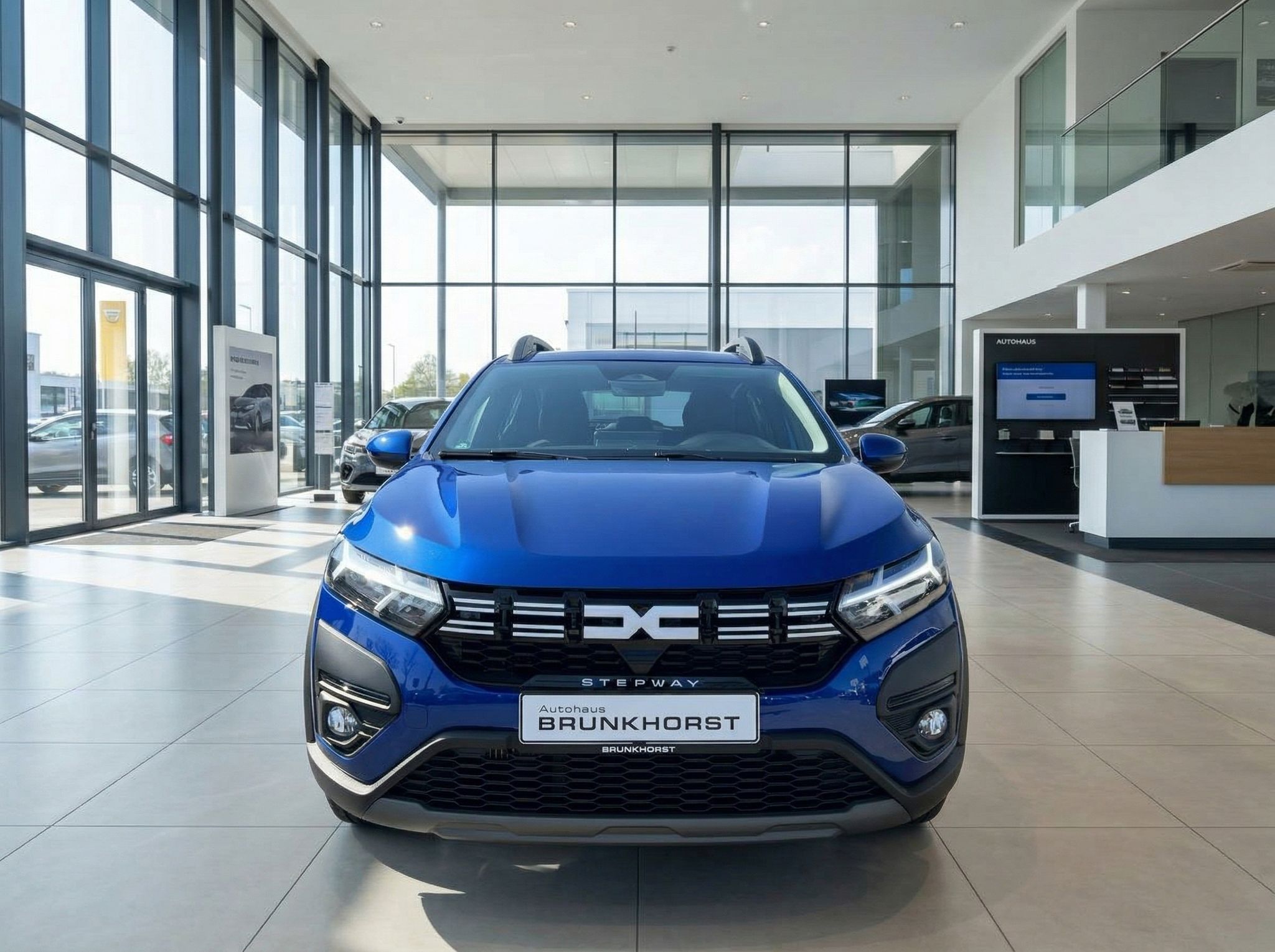 Dacia Stepway blau Frontansicht im Showroom - moderner Crossover mit LED-Scheinwerfern