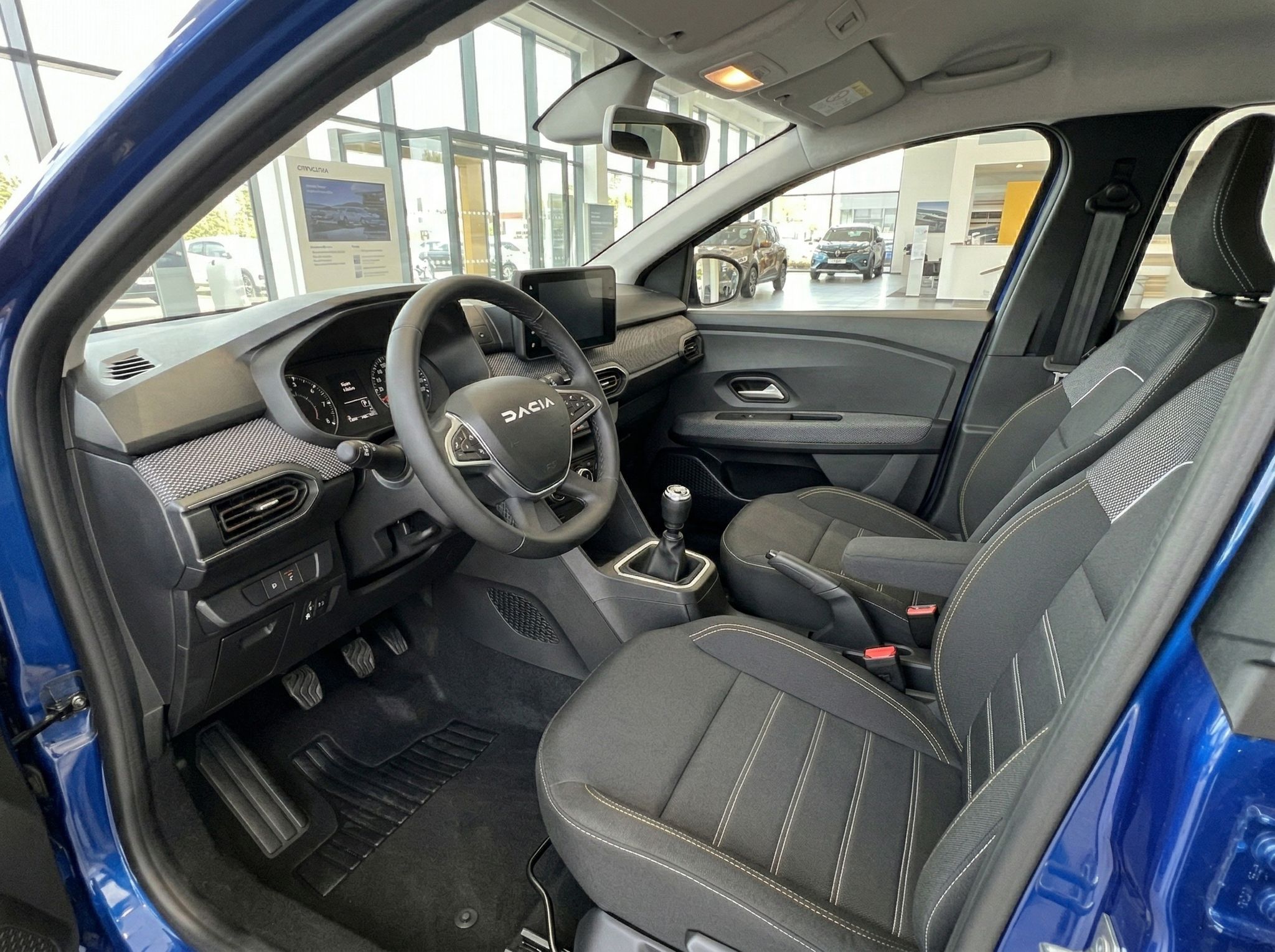 Dacia Innenraum schwarz-grau mit Schaltgetriebe - ergonomisches Cockpit und Komfortsitze