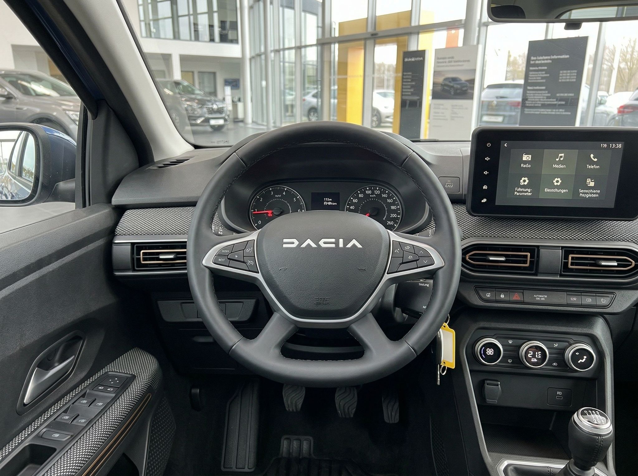 Dacia Cockpit mit Lenkrad, Tacho und Infotainment-Display im Innenraum