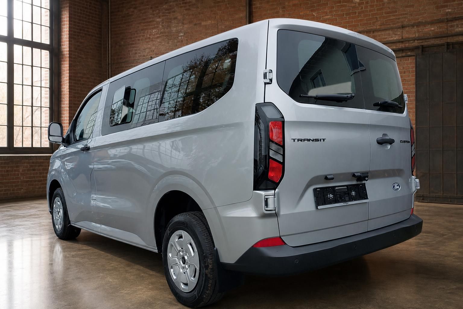 Ford Transit Custom silber Heck schräg links in Industriehalle