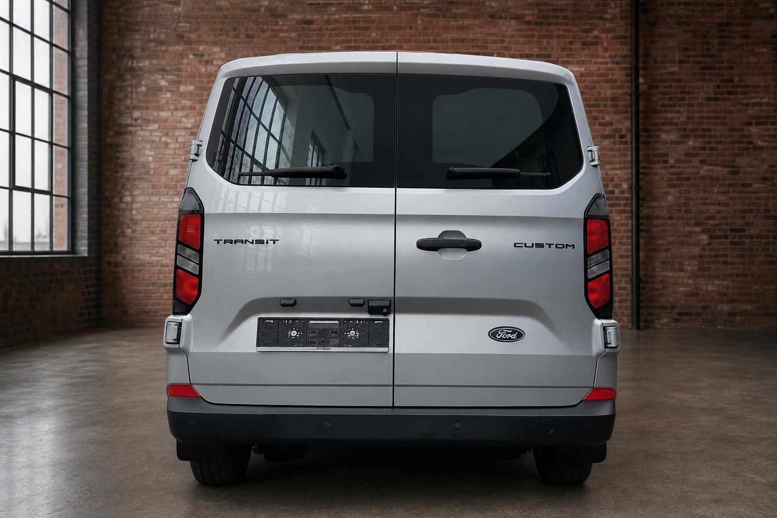 Ford Transit Custom silber Heckansicht in Industriehalle