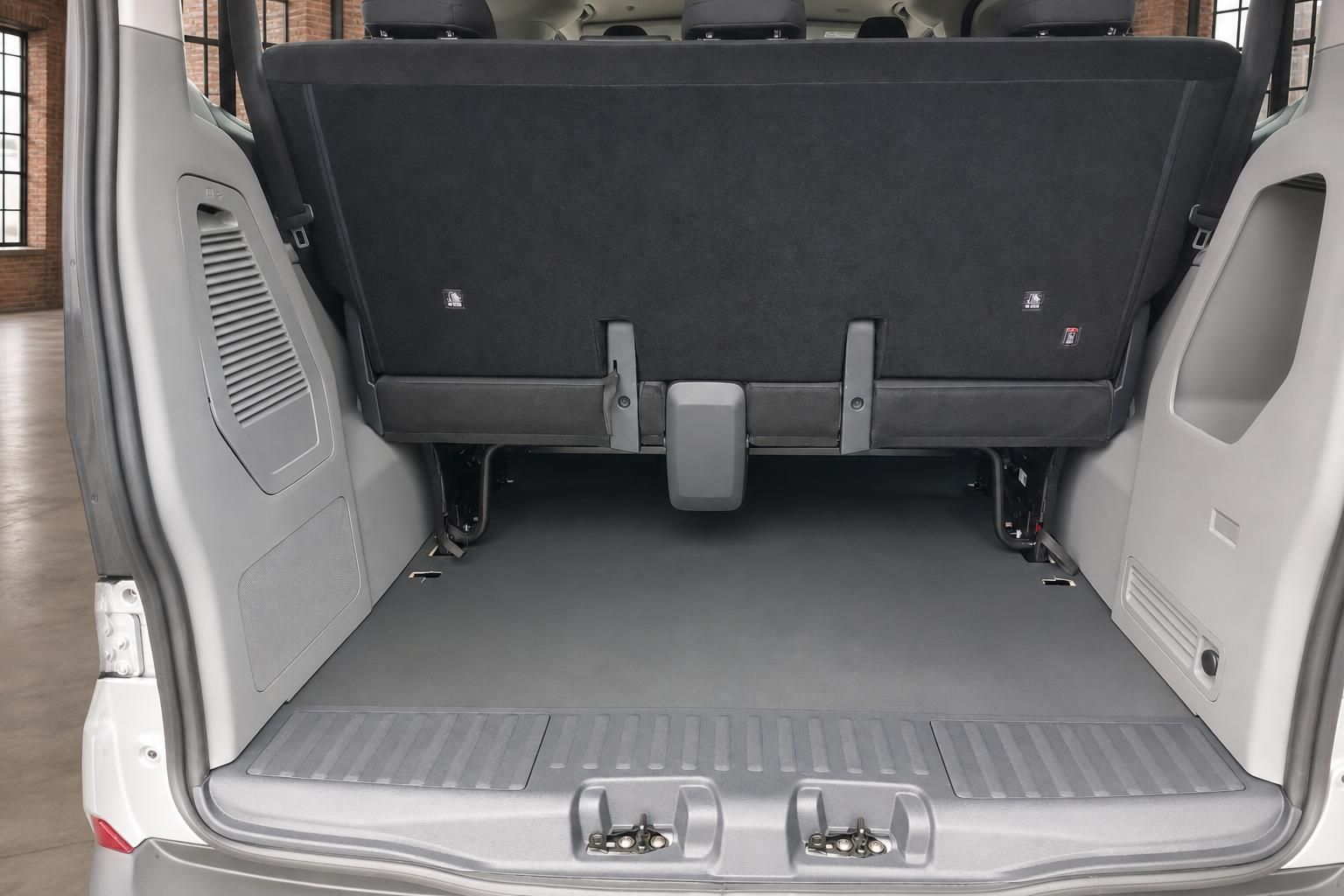 Ford Transit Custom – geöffneter Kofferraum mit Laderaum und umgeklappter Rücksitzbank