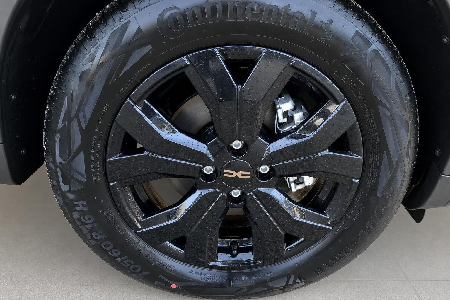 Continental Reifen auf Alufelge mit schwarzem Design und Logo-Nabenkappe