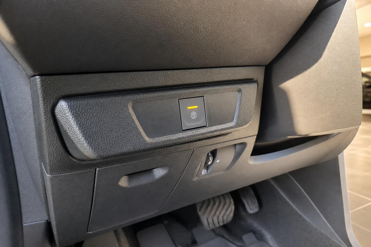 Fahrzeug-Innenraum Detail Türverkleidung mit Bedientasten und Armauflage