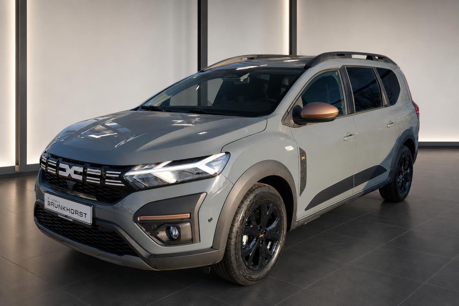 Dacia Jogger SUV Seitenansicht grau mit schwarzen Felgen im Autohaus
