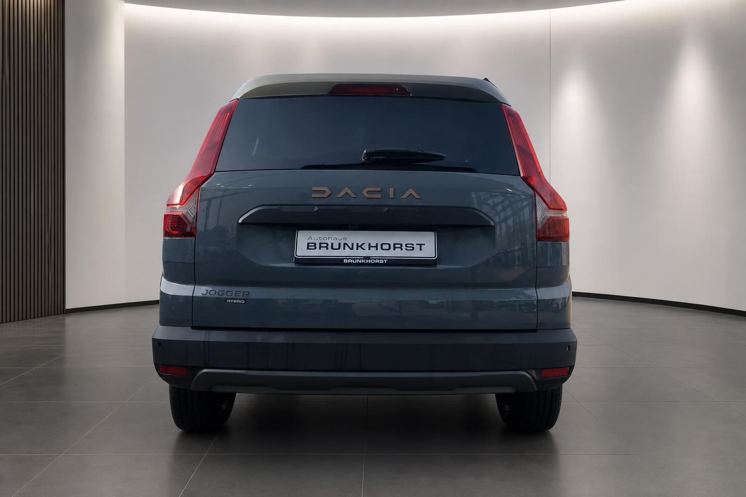 Dacia Jogger Hybrid Heckansicht grau im Autohaus Brunkhorst Showroom