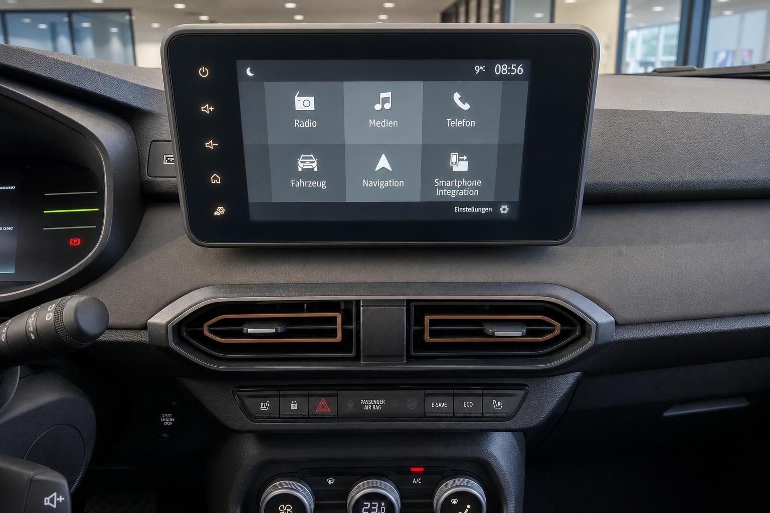 Infotainment-Display im Fahrzeug mit Hauptmenü für Radio, Navigation und Smartphone-Integration