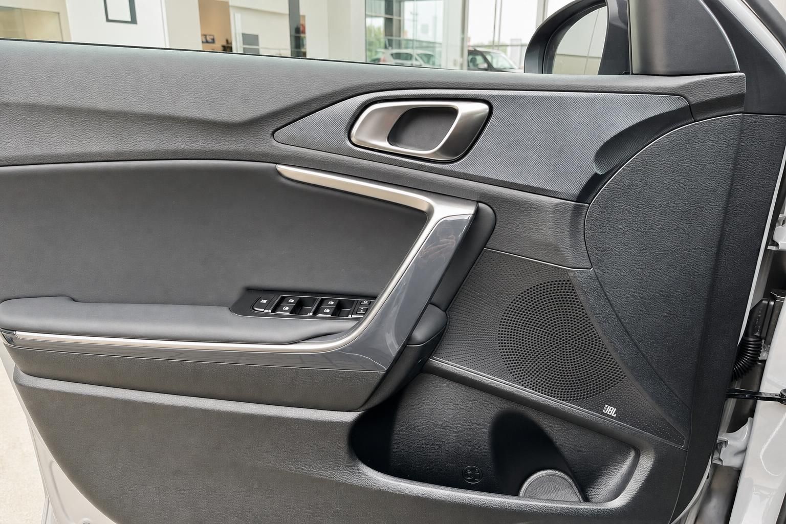 Innenraum Fahrzeug: Türverkleidung mit JBL Lautsprecher und Fensterheber