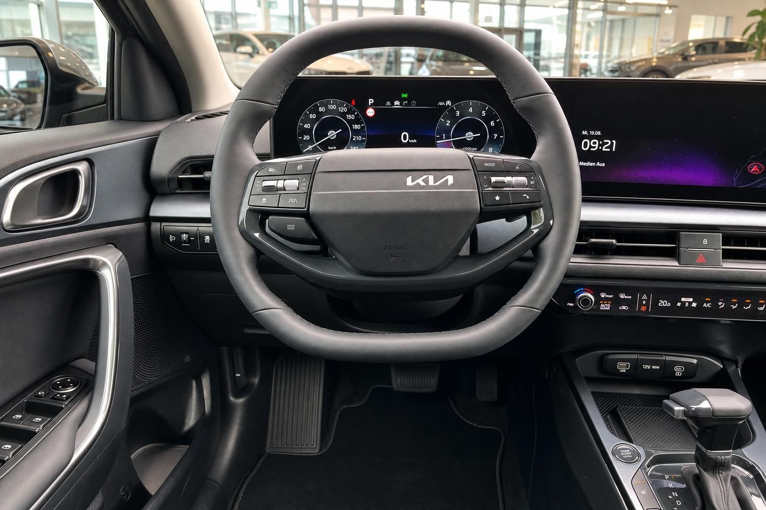 Kia Cockpit mit Lenkrad, Digitaltacho und Mittelkonsole