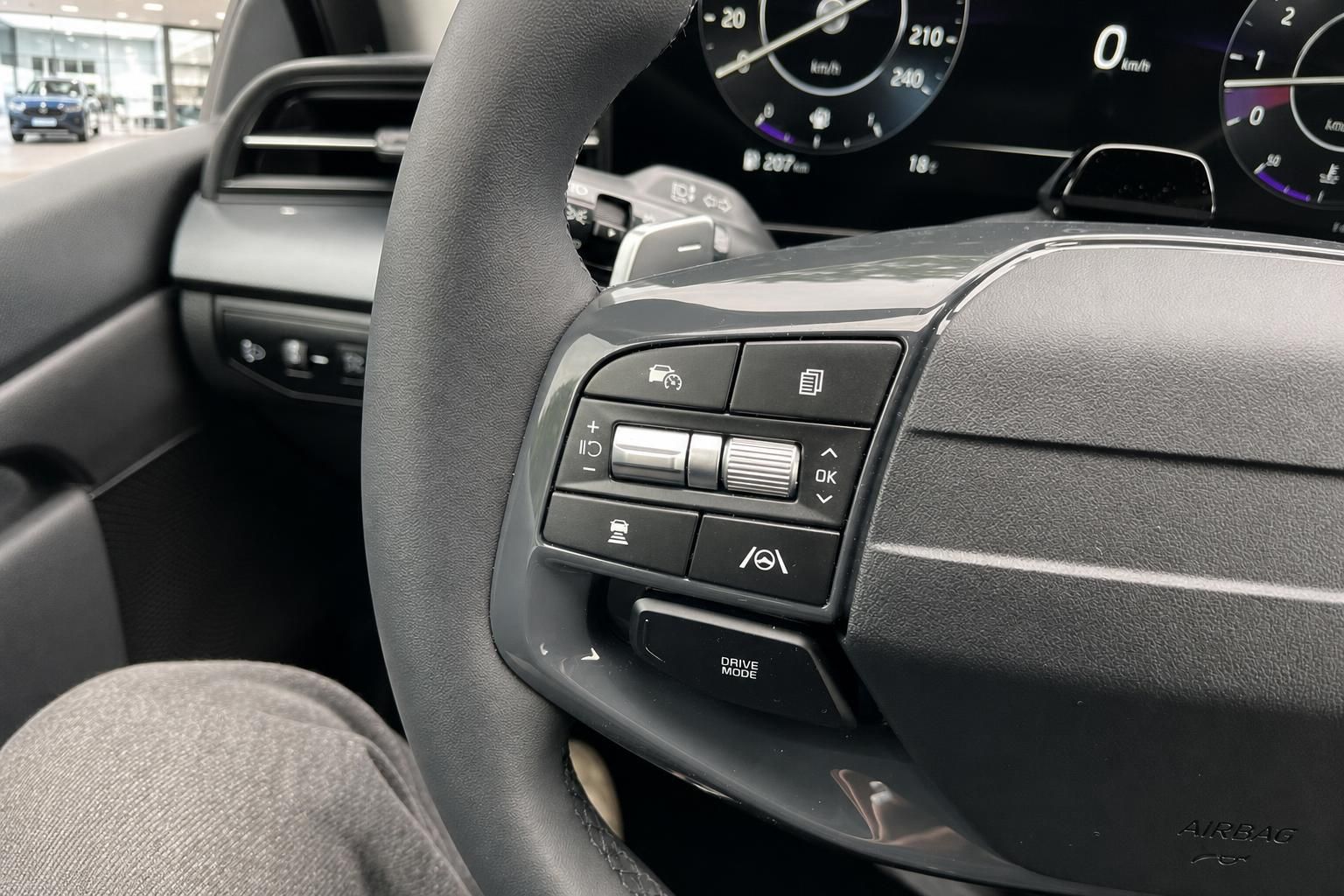 Lenkradbedienelemente mit Tempomat und Drive Mode Taste