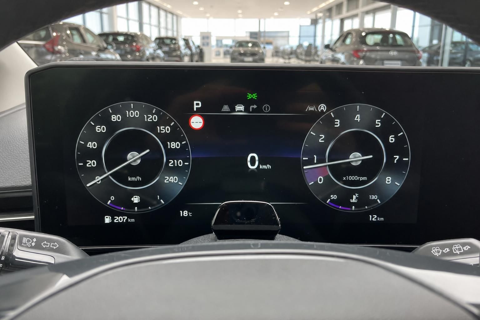 Digitales Kombiinstrument mit Tacho und Drehzahlmesser im Fahrzeug