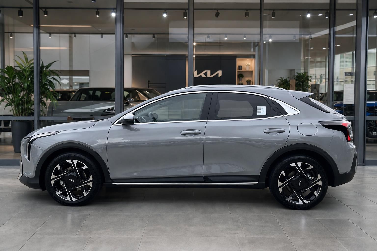 Kia XCeed grau von der Seite vor Autohaus-Fassade
