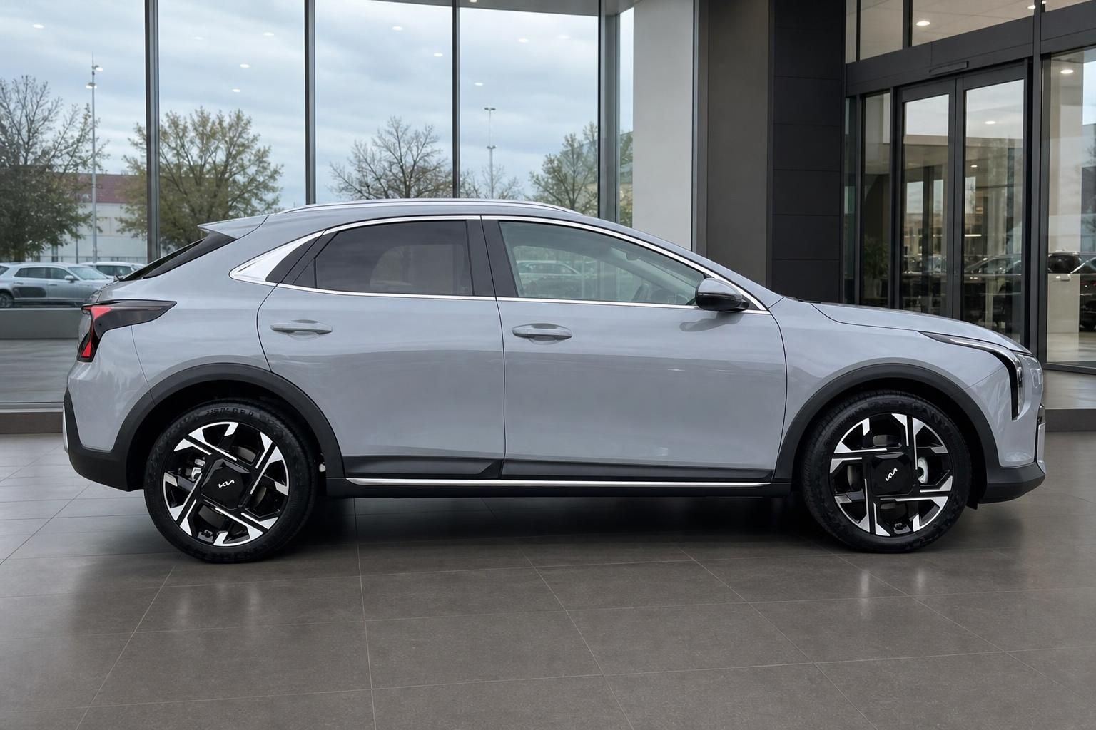 Kia XCeed Seitenansicht in Silber, Showroom Präsentation