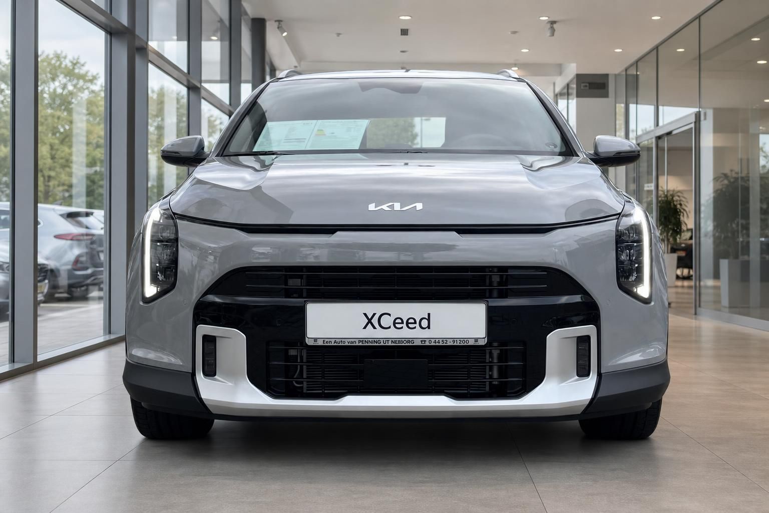Kia XCeed Frontansicht grau mit Kennzeichenhalter im Showroom