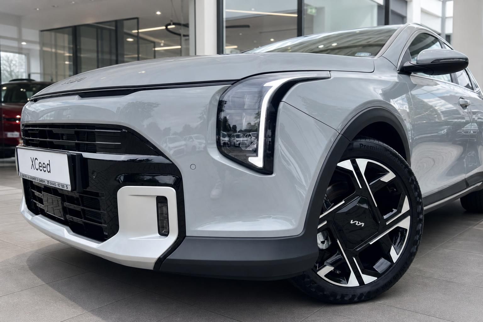 Kia XCeed Frontpartie mit LED-Scheinwerfer und Alufelgen