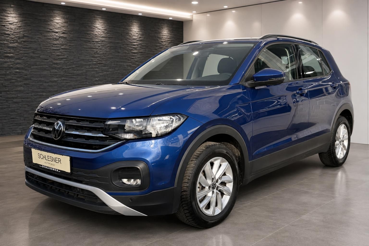 VW T-Cross blau metallic Frontansicht im Autohaus Schlesner