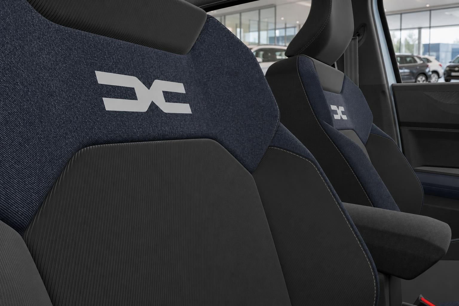 Dacia Bigster Innenraum, Detailansicht der Sitze mit Logo