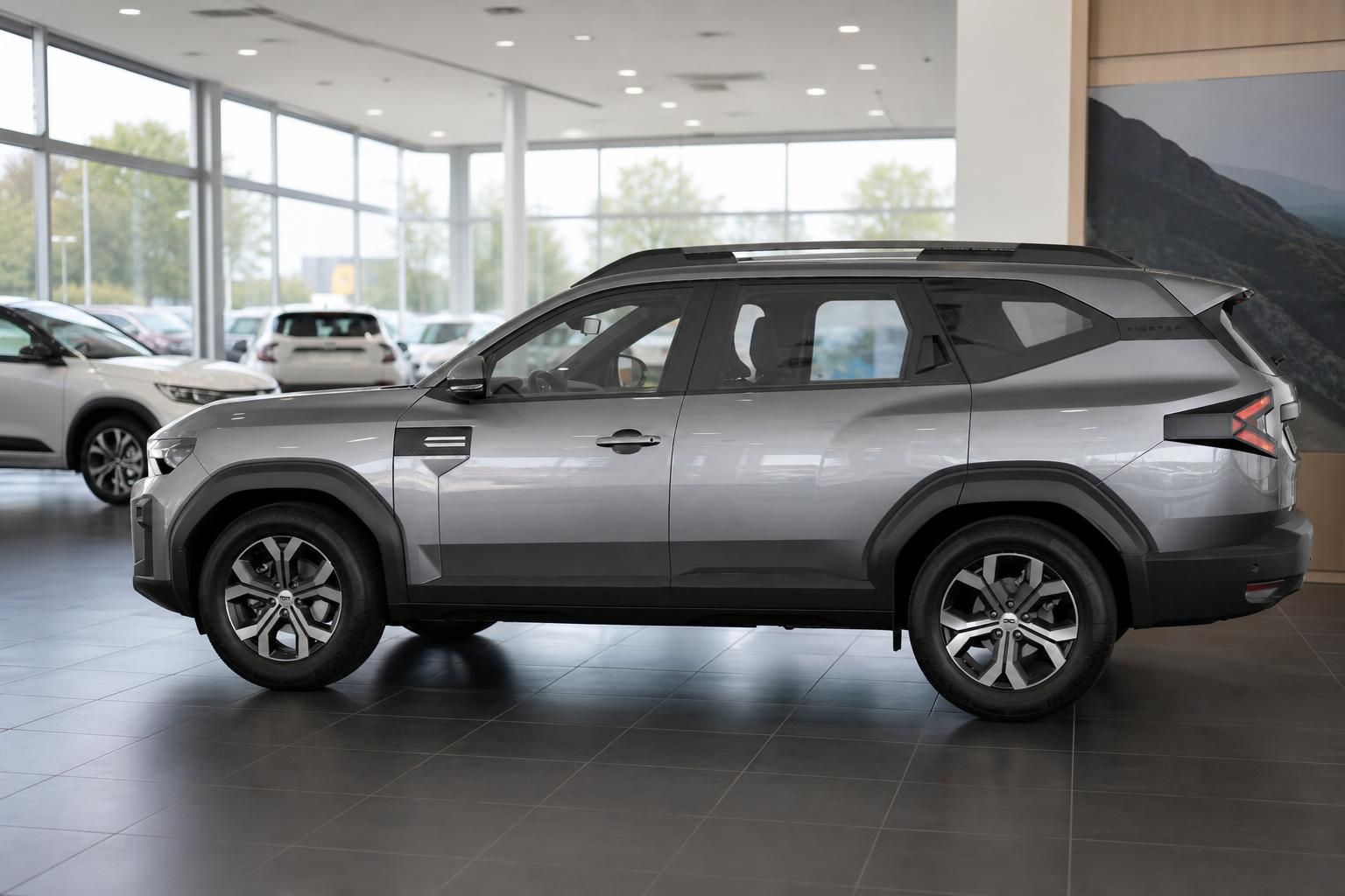 Dacia Bigster in Grau, Seitenansicht im Autohaus
