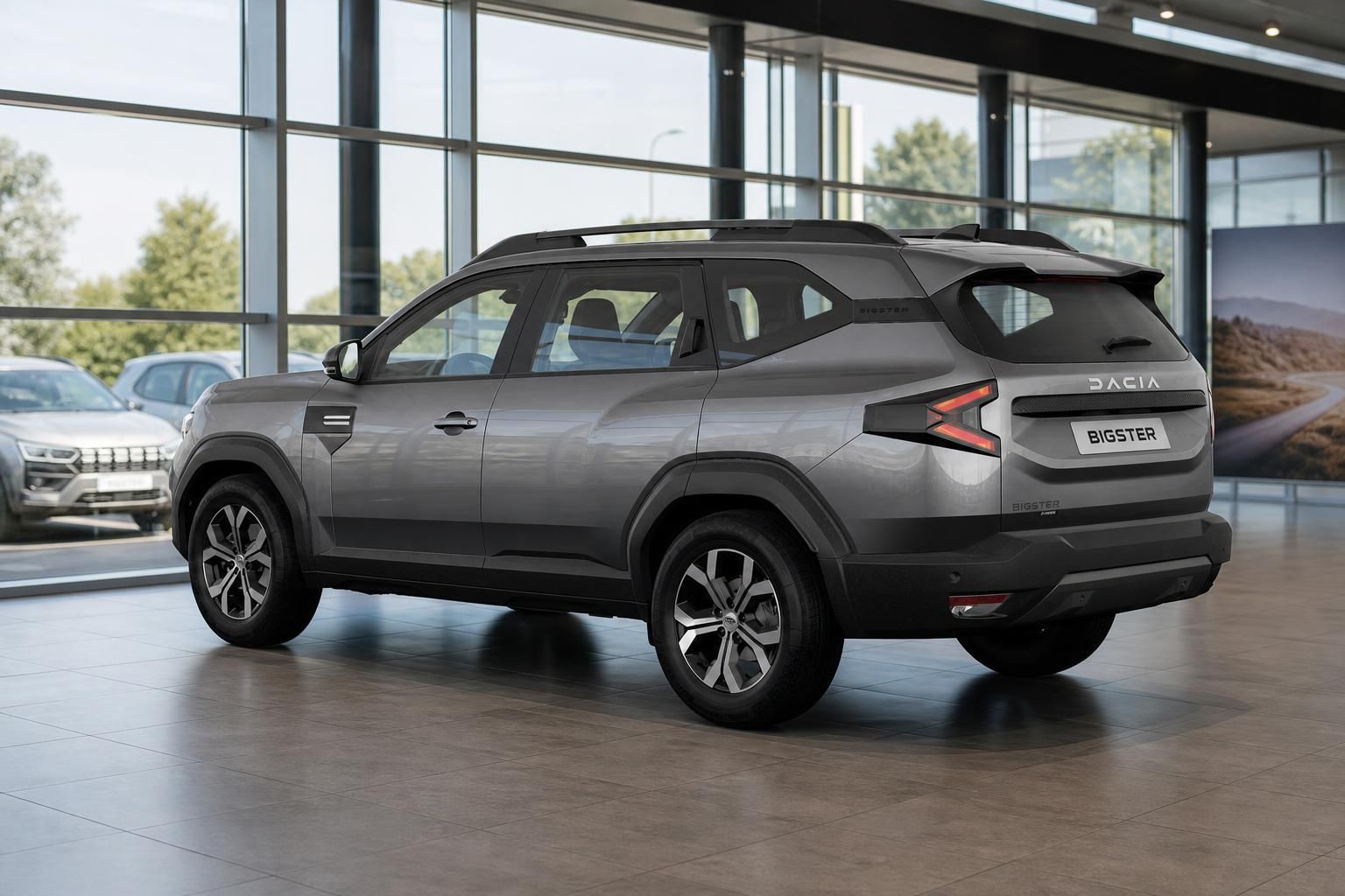 Dacia Bigster grau, seitliche Heckansicht im Showroom