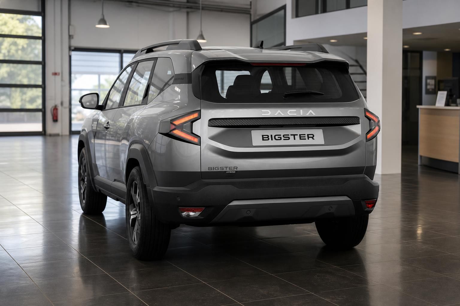 Dacia Bigster grau, Heckansicht im Showroom