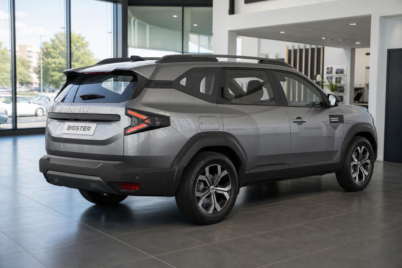 Dacia Bigster in Grau, Heckansicht im Autohaus Showroom