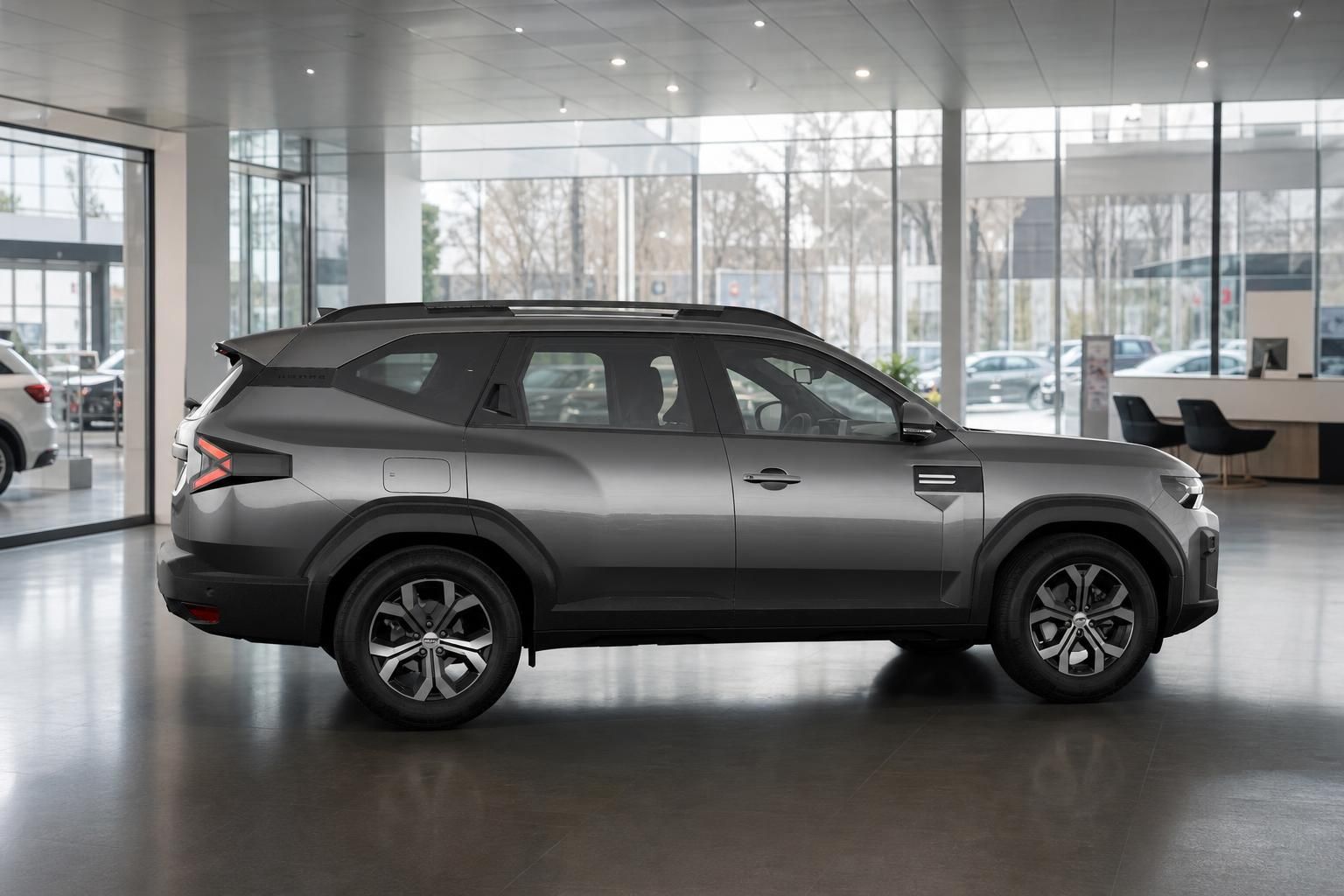 Dacia Bigster in Grau, Seitenansicht im Autohaus