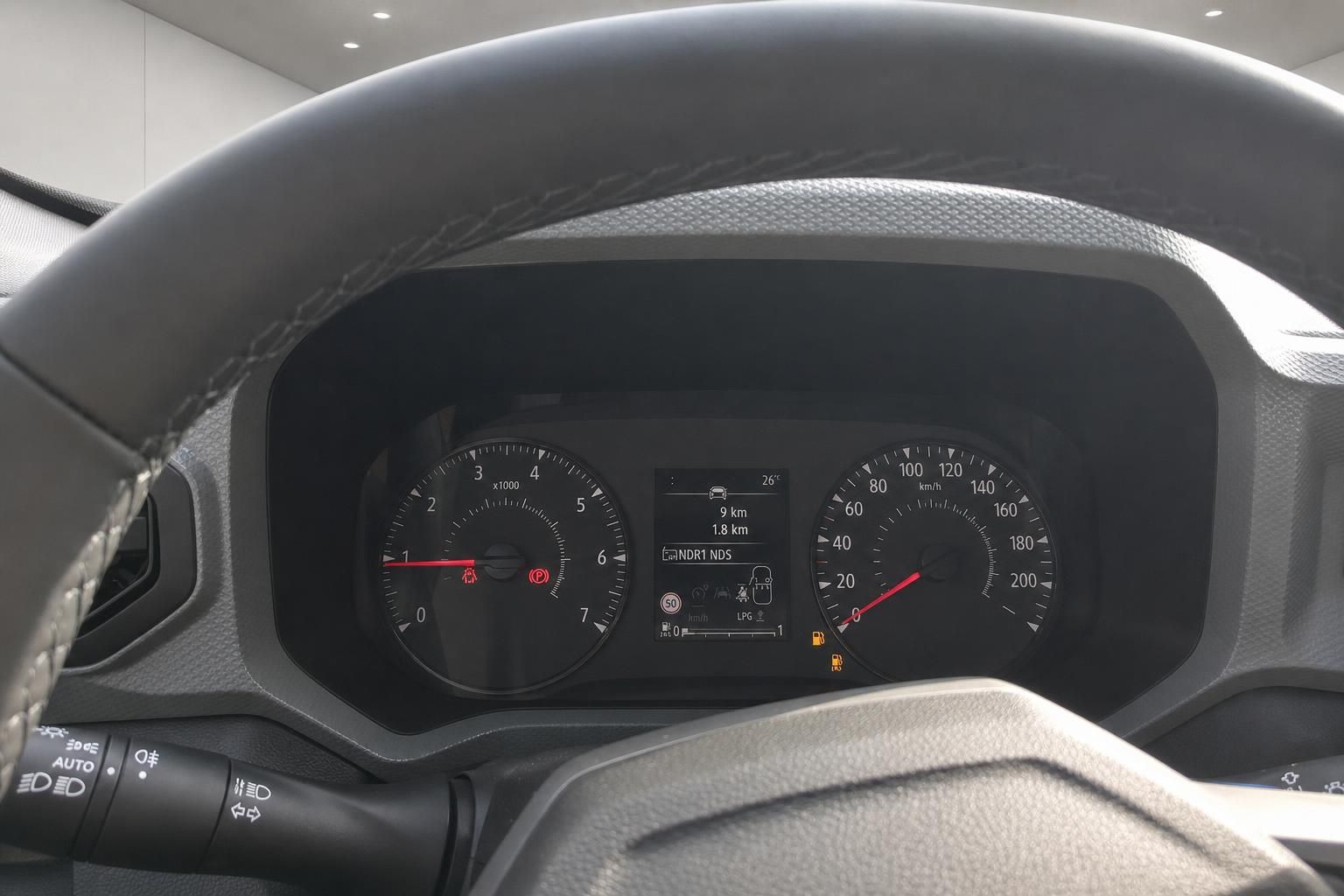 Fahrzeug Tacho und Instrumentencluster mit digitaler Anzeige