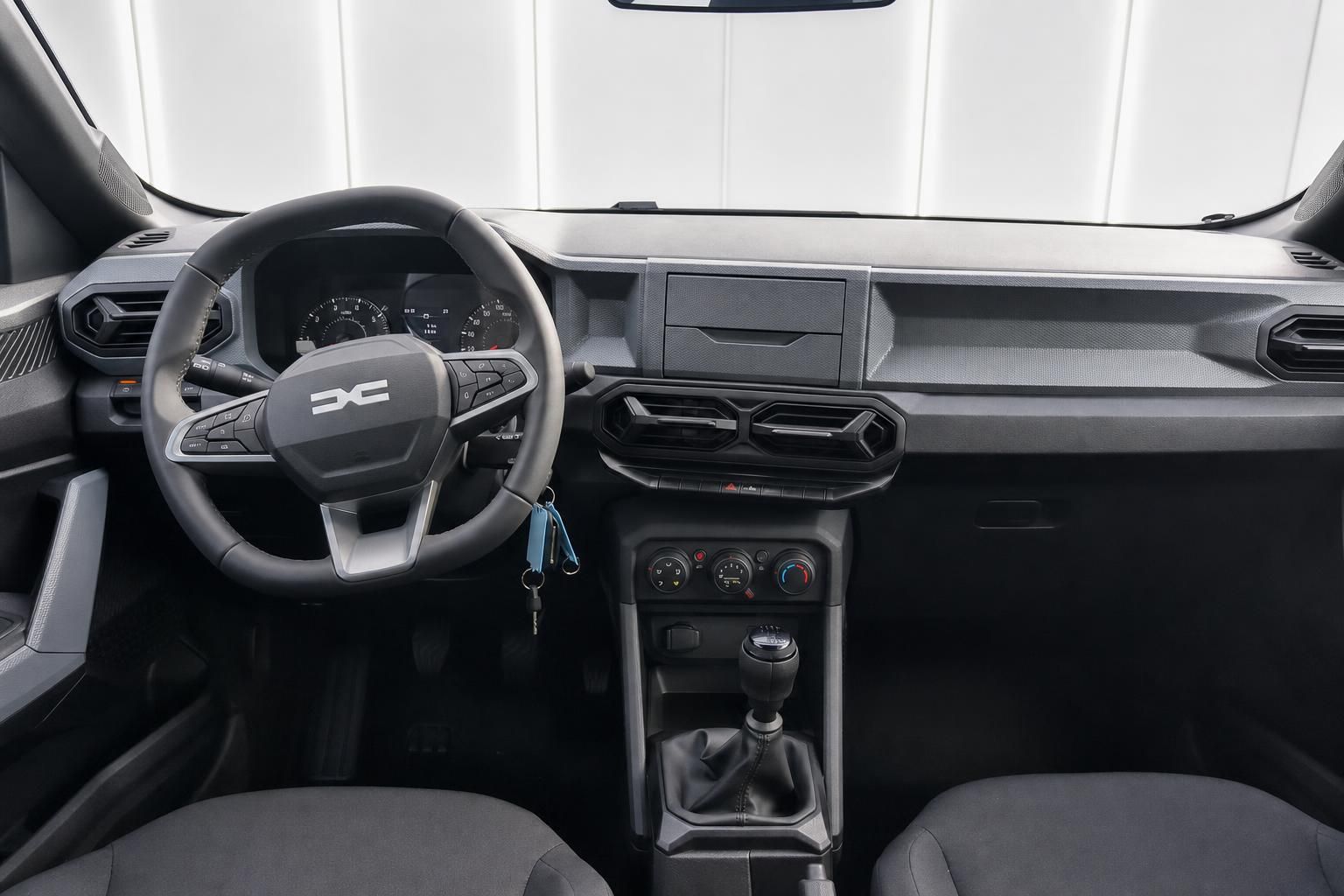 Dacia Duster Innenraum Armaturenbrett mit Lenkrad, Instrumententafel und Schaltgetriebe