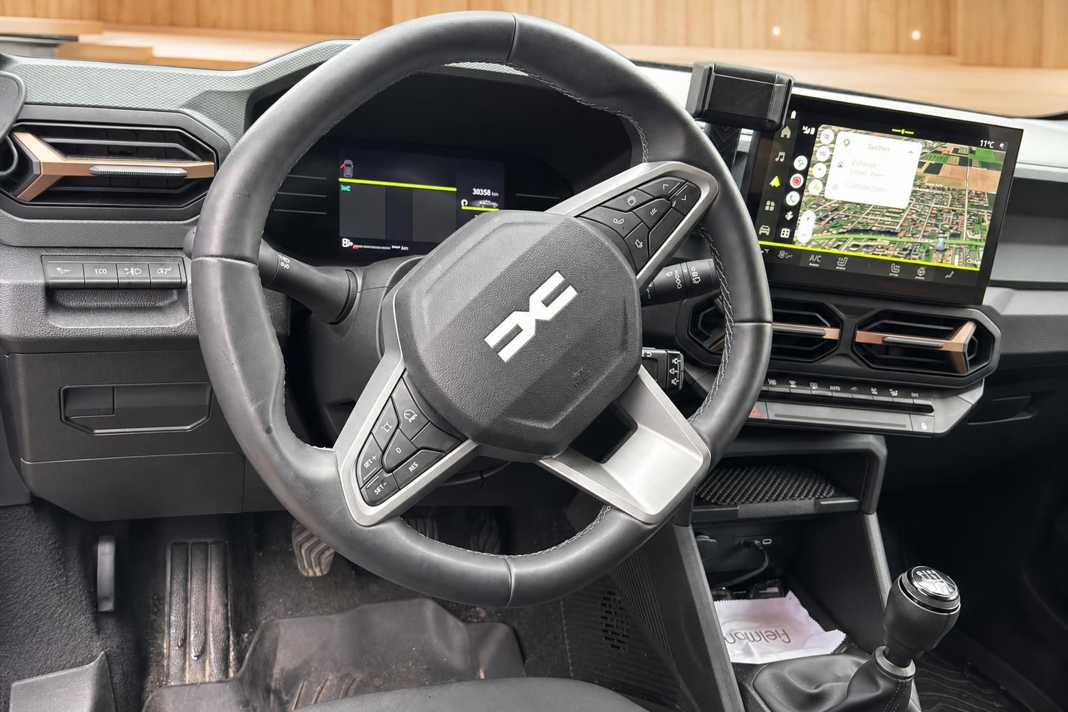 Dacia Duster Innenraum Cockpit mit Lenkrad, Touchscreen und Navigationssystem