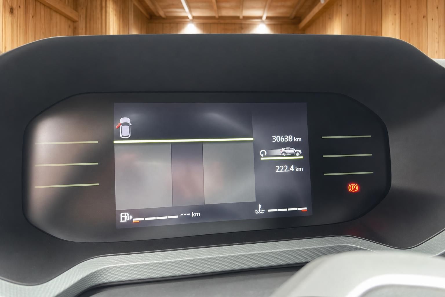 Digitales Kombiinstrument mit Kilometerstand 30638 km, Reichweitenanzeige und Fahrerassistenz-Display