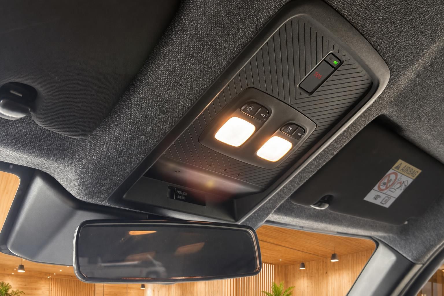 Fahrzeuginnenraum Dachhimmel mit Innenbeleuchtung, SOS-Taste, Innenspiegel und Sonnenblenden