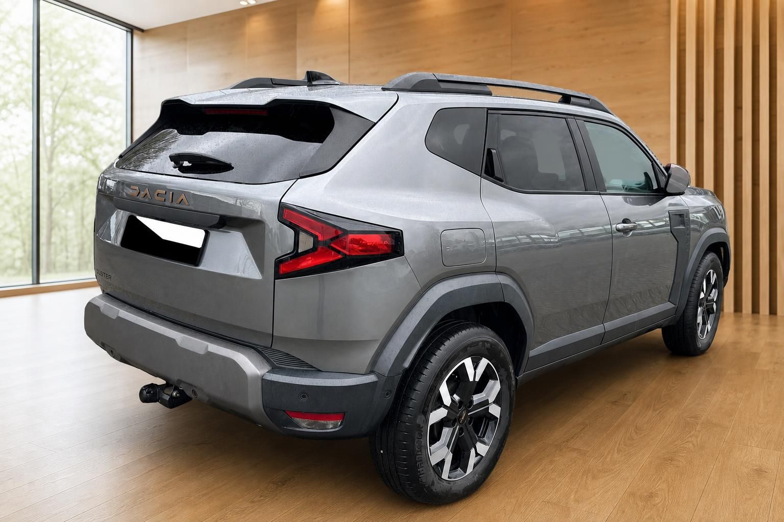 Dacia Duster grau Heckansicht schräg mit Anhängerkupplung im Autohaus