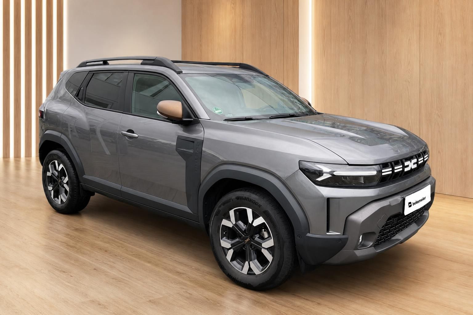 Dacia Duster SUV grau Frontansicht schräg – Neufahrzeug beim Autohaus Bekemeier