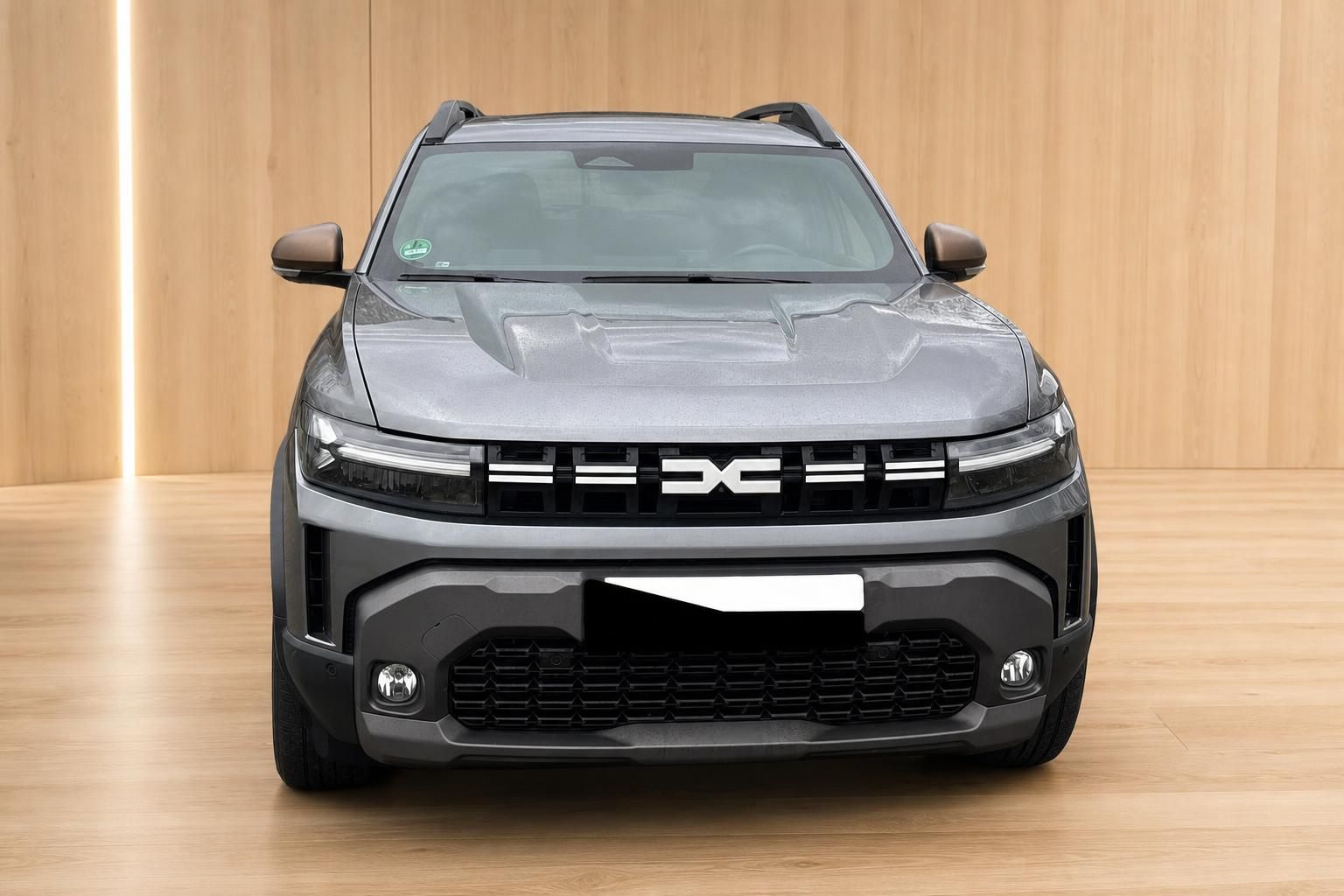 Dacia Duster grau Frontansicht mit Dacia-Logo und LED-Scheinwerfern – Neufahrzeug