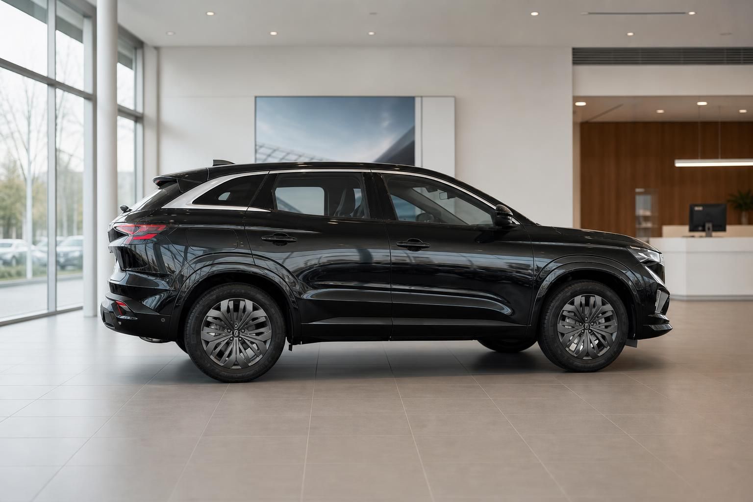 Renault Austral schwarz SUV Seitenansicht im Autohaus Showroom