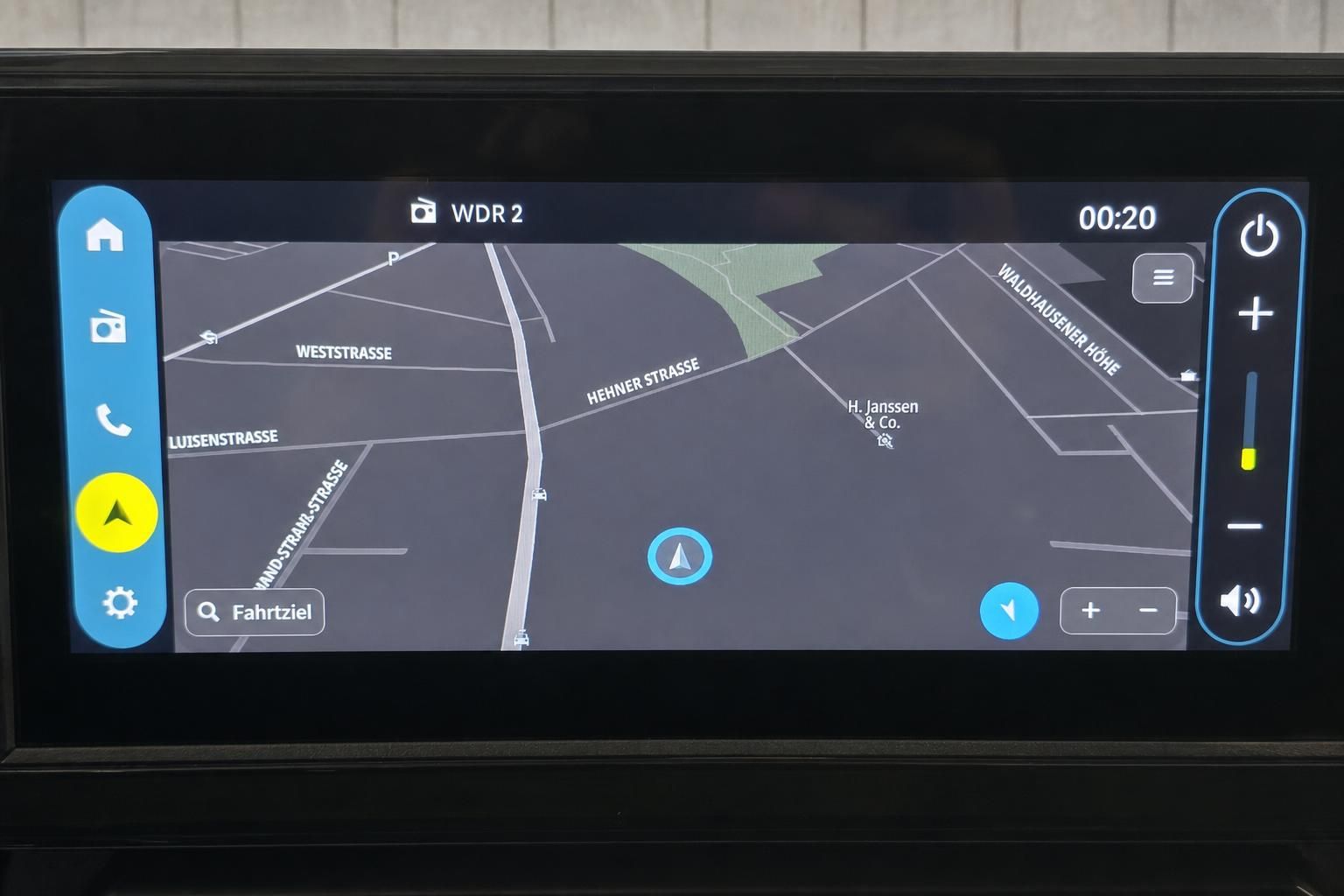 Navigationssystem Touchscreen im Fiat mit Kartenansicht