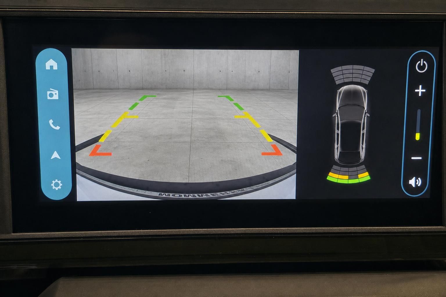 Rückfahrkamera-Display mit Parkassistent und Umgebungssensoren im Fahrzeug
