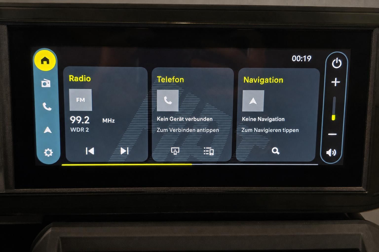 Infotainment-Bildschirm mit Radio, Telefon und Navigation im Fahrzeuginnenraum