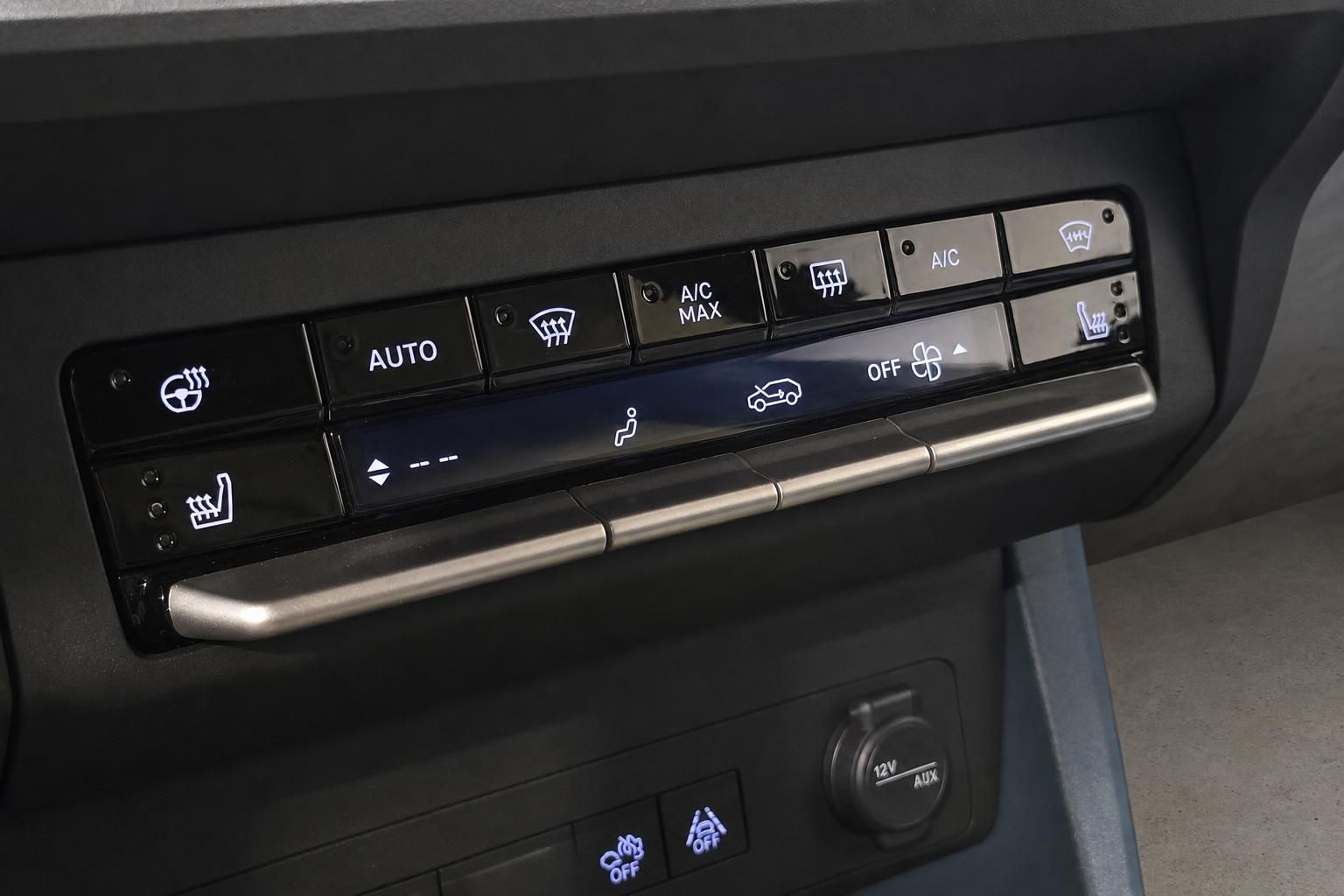 Bedienelemente Klimaautomatik und Sitzheizung im Fahrzeug-Cockpit