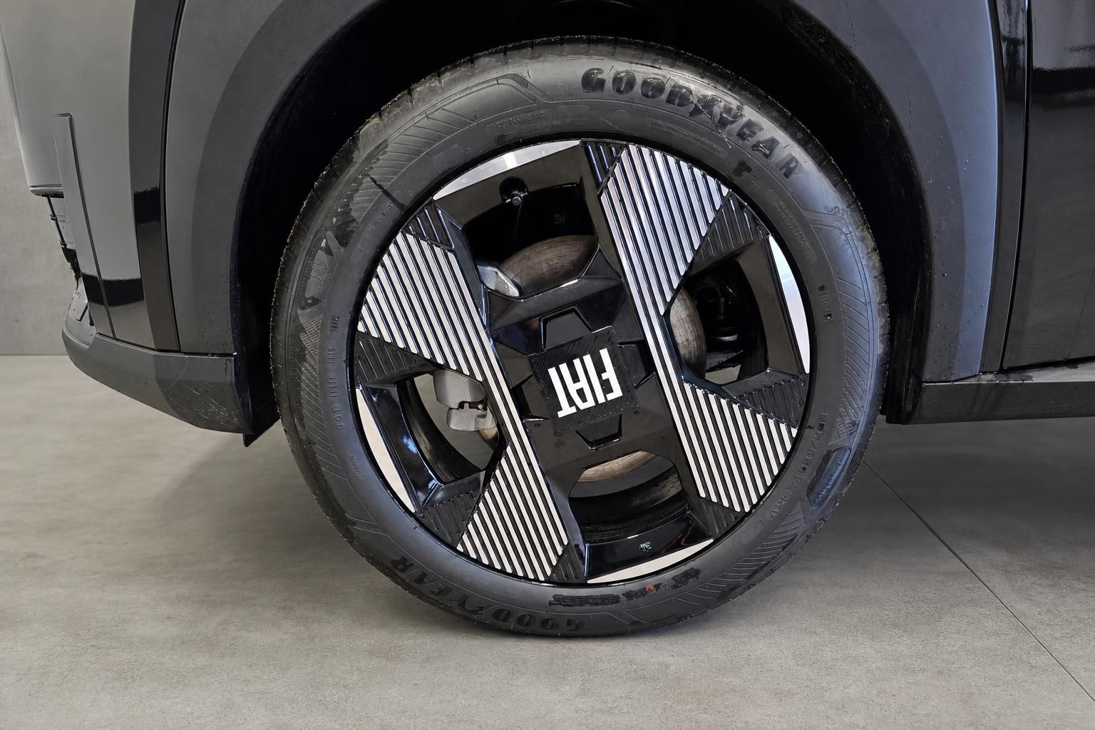 Fiat Felge mit Goodyear Reifen Nahaufnahme am schwarzen Fahrzeug