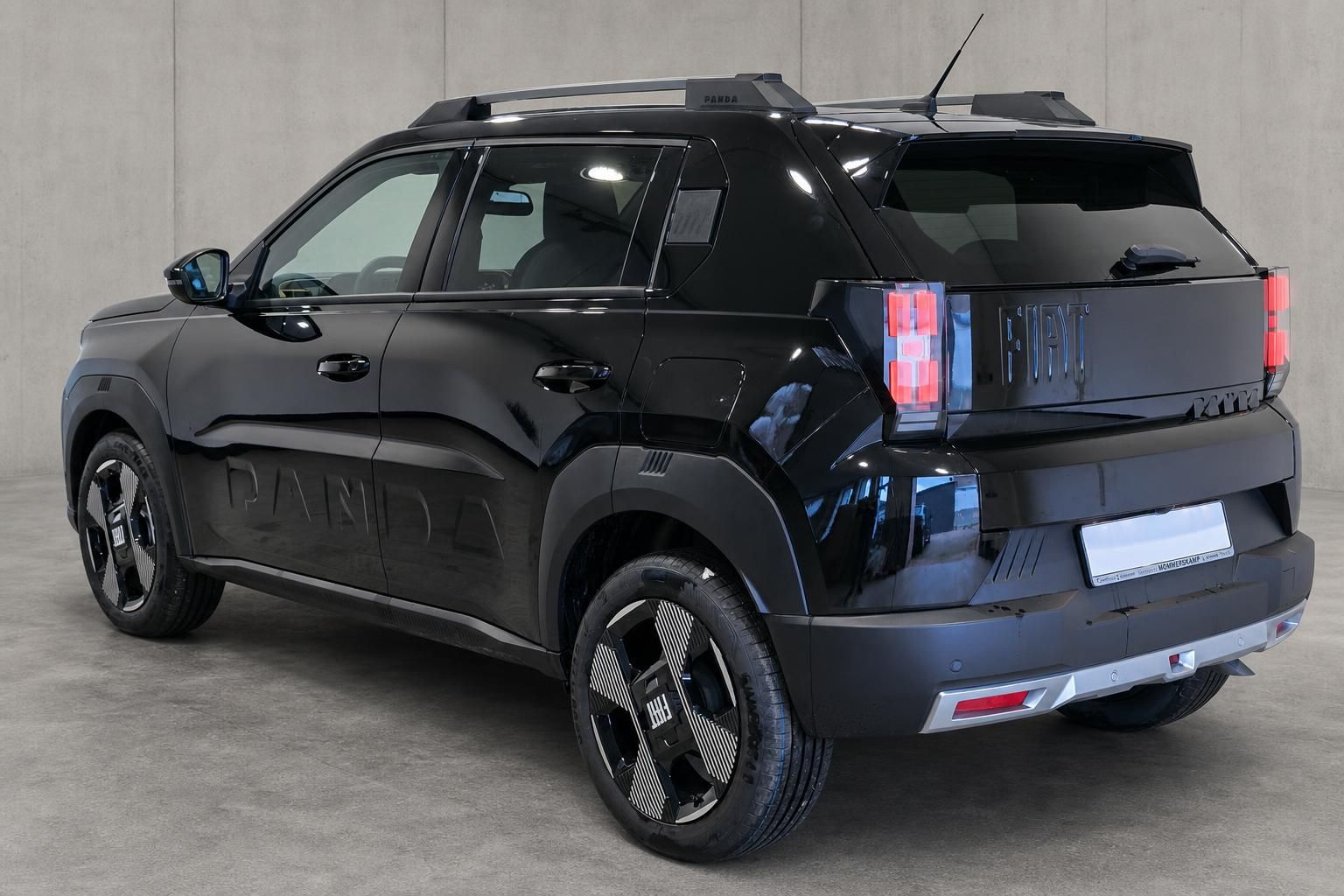 Fiat Panda schwarz SUV Heckansicht seitlich im Studio