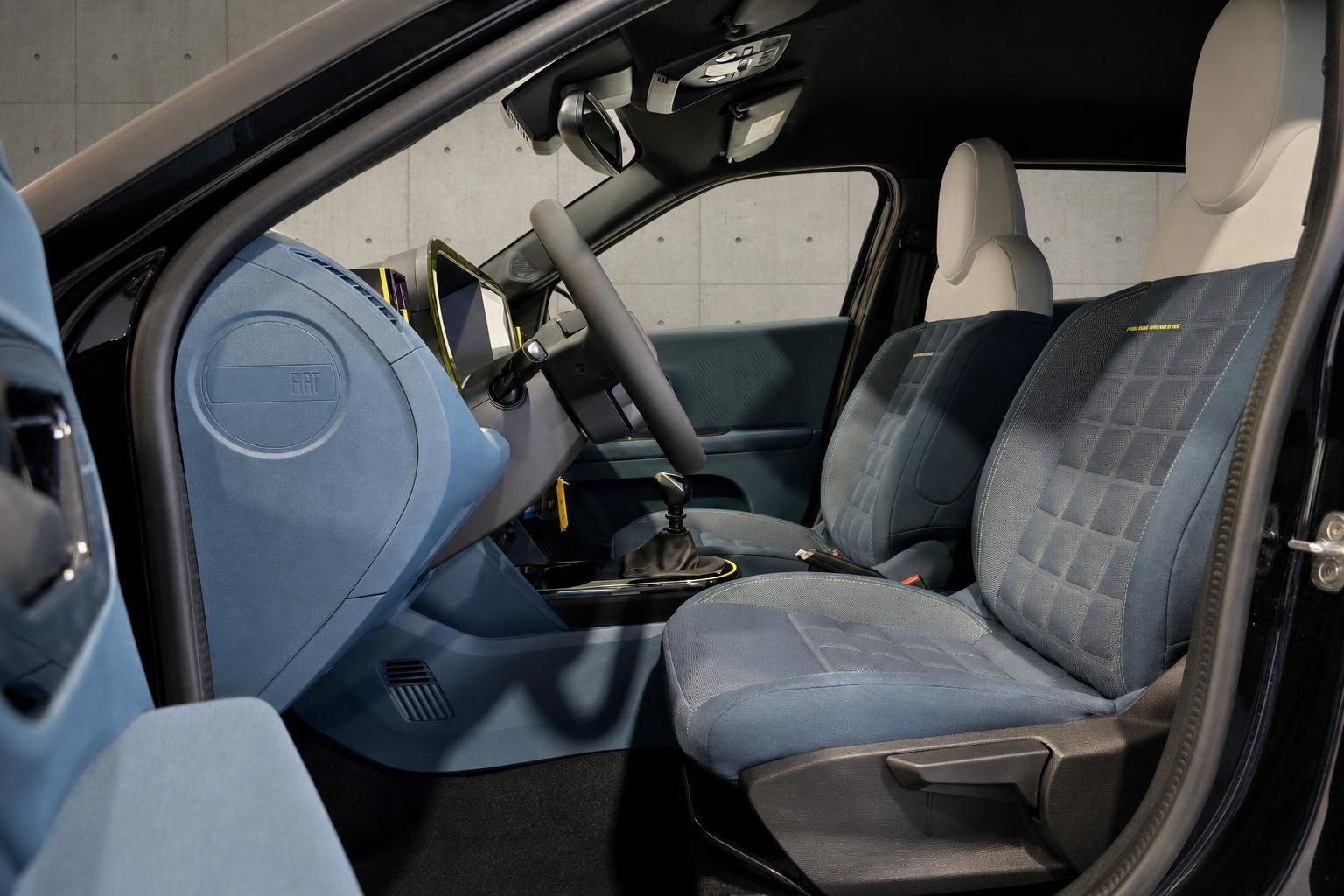 Fiat Vordersitze und Cockpit mit blauem Stoffdesign im Detail