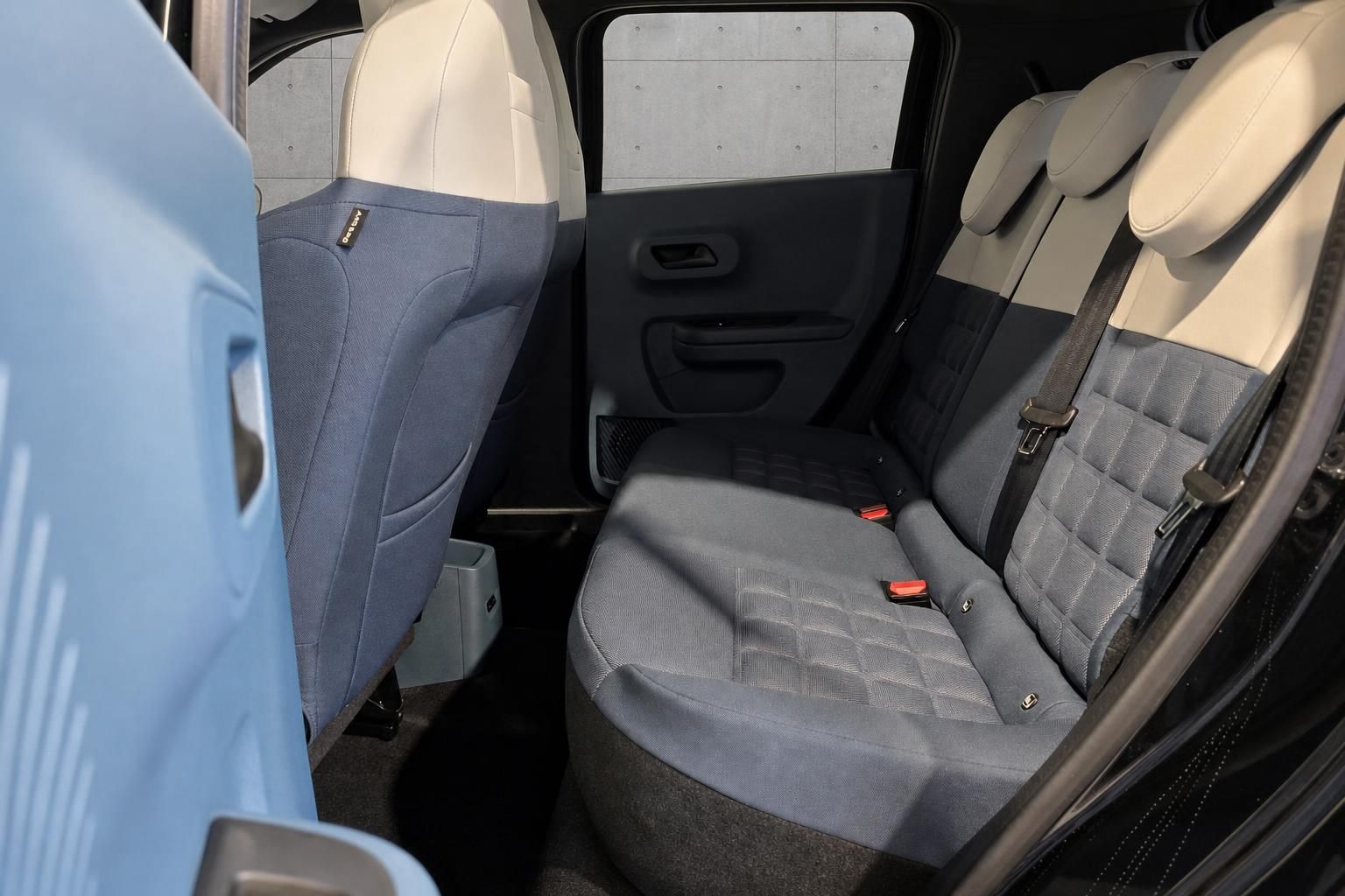 Fiat Innenraum Rücksitzbank mit blauem Stoffbezug und Kopfstützen