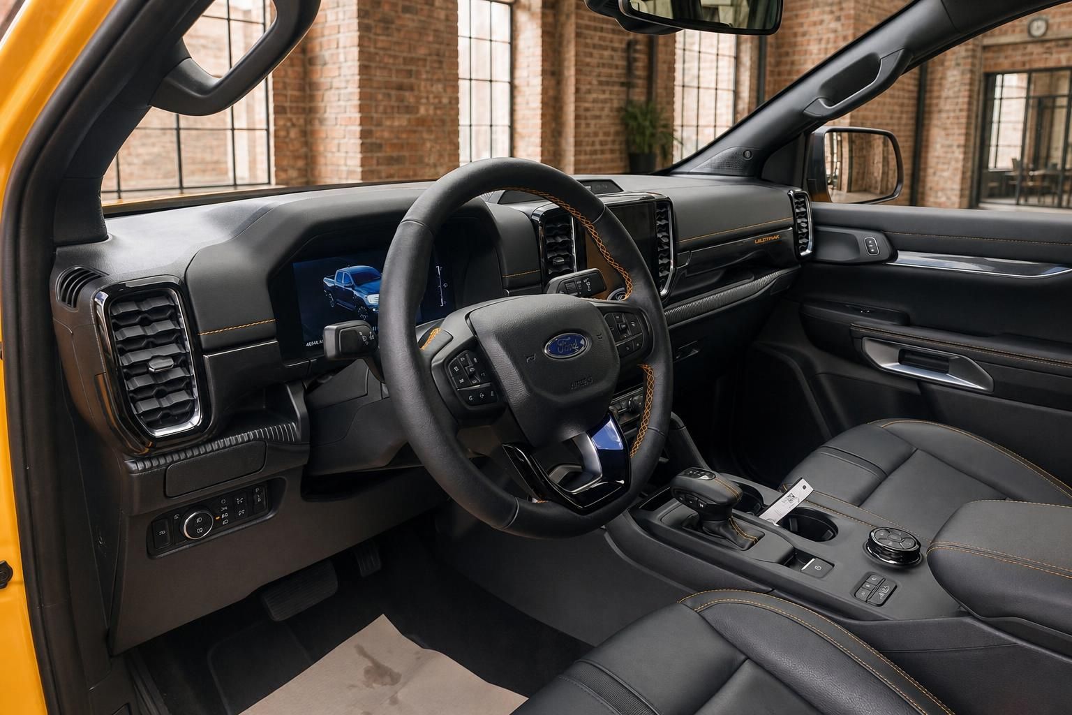 Ford Ranger Wildtrak Innenraum – Cockpit mit Lenkrad, SYNC-Touchscreen und orangefarbenen Ziernähten