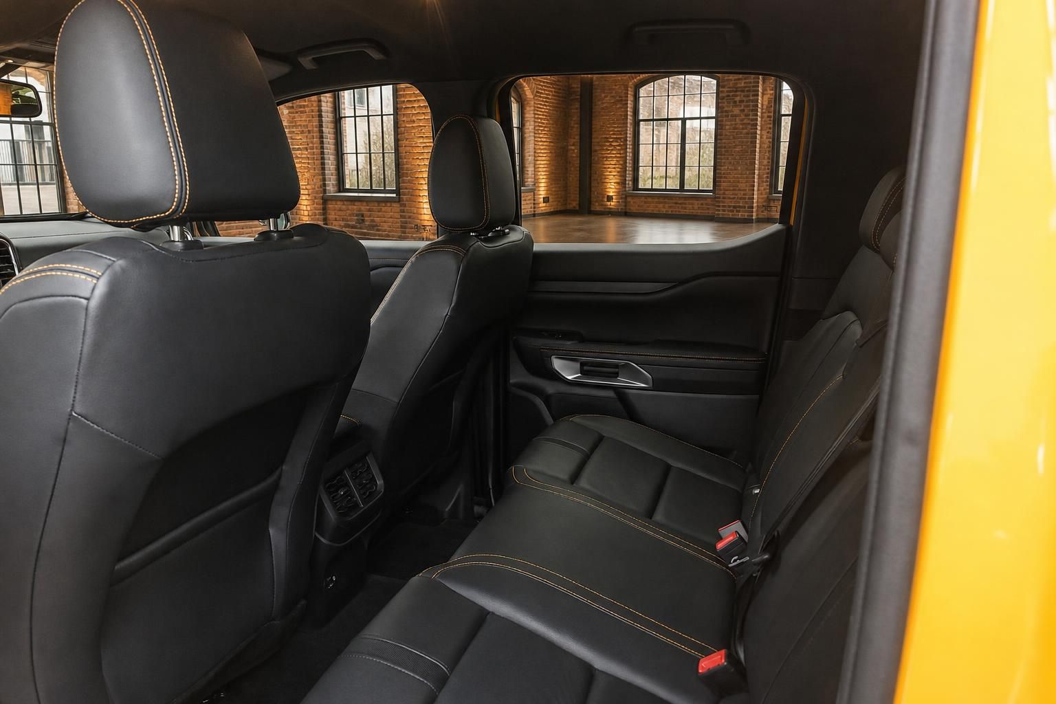 Ford Ranger Wildtrak Rücksitzbank schwarzes Leder mit oranger Ziernaht Fondbereich